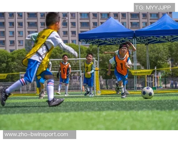 冬季寒风中追逐梦想足球场上的激情与温暖交织 冬季寒风中追逐梦想足球场上的激情与温暖交织